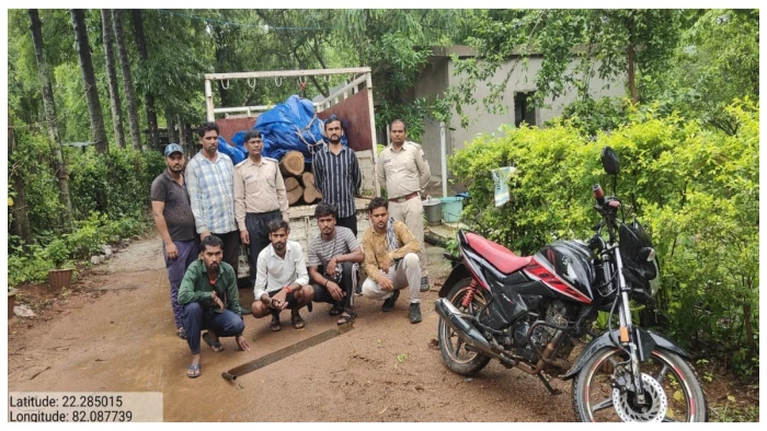 सागौन तस्करी पर वन विभाग की बड़ी कार्रवाई, लकड़ी से लदी पिकअप और रेकी में इस्तेमाल बाइक जब्त