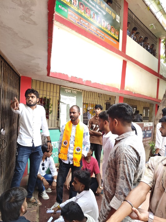 छात्रों के साथ हो रहे अन्याय के विरुद्ध एबीवीपी ने पीएम श्री स्कूल चकरभाठा का किया घेराव