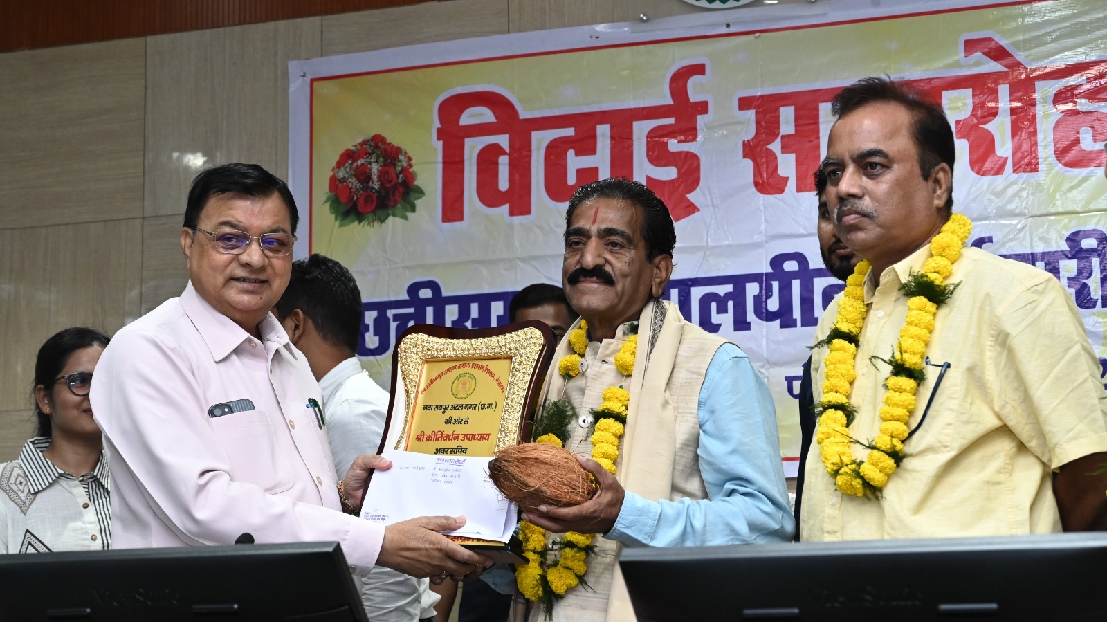 मंत्रालय के तीन अधिकारी-कर्मचारियों को सम्मानपूर्ण विदाई, श्रम मंत्री श्री लखन लाल देवांगन ने शॉल, श्रीफल एवं स्मृति चिन्ह भेंट कर दी शुभकामनाएं