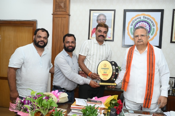 विधानसभा अध्यक्ष डॉ. रमन सिंह से मिला एनएचएम कर्मचारी संघ का प्रतिनिधिमंडल, नियमितीकरण सहित लंबित मांगों पर कराया ध्यान आकर्षित,,,