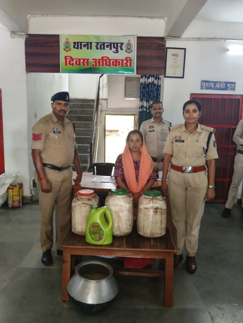 रतनपुर पुलिस का शराब कोचियों पर बड़ा प्रहार, महिला समेत तीन गिरफ्तार