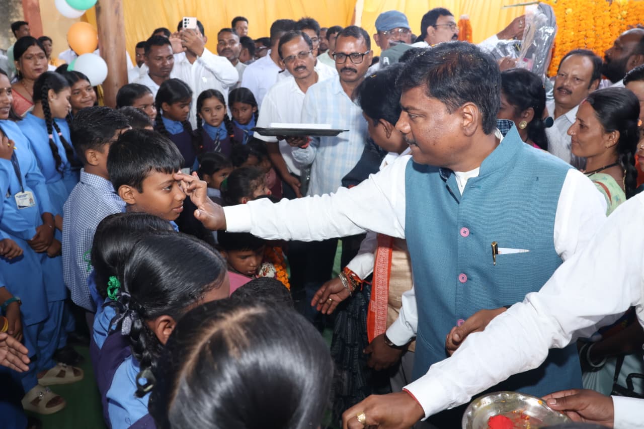 भानपुरी में हर्षोल्लास के साथ मनाया गया शाला प्रवेश उत्सव, वन मंत्री श्री केदार कश्यप और सांसद श्री महेश कश्यप ने नवप्रवेशी बच्चों का किया आत्मीय स्वागत, नए स्कूल भवन का किया लोकार्पण