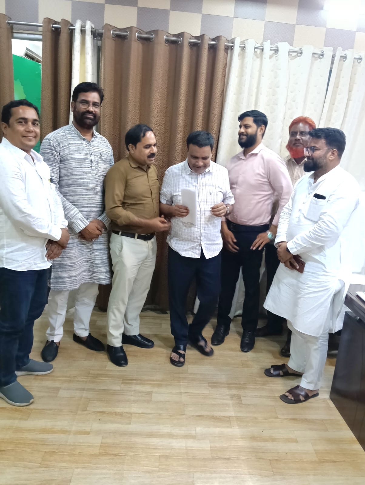 लूतरा शरीफ दरगाह की नवगठित कमेटी के 6 पदाधिकारियों ने दिया सामूहिक इस्तीफा, राज्य वक्फ बोर्ड के अध्यक्ष को सौंपा त्यागपत्र, प्रभार सौंपे जाने के अगले ही दिन लिया बड़ा फैसला, व्यक्तिगत कारणों का हवाला देकर दायित्वों से हुए अलग