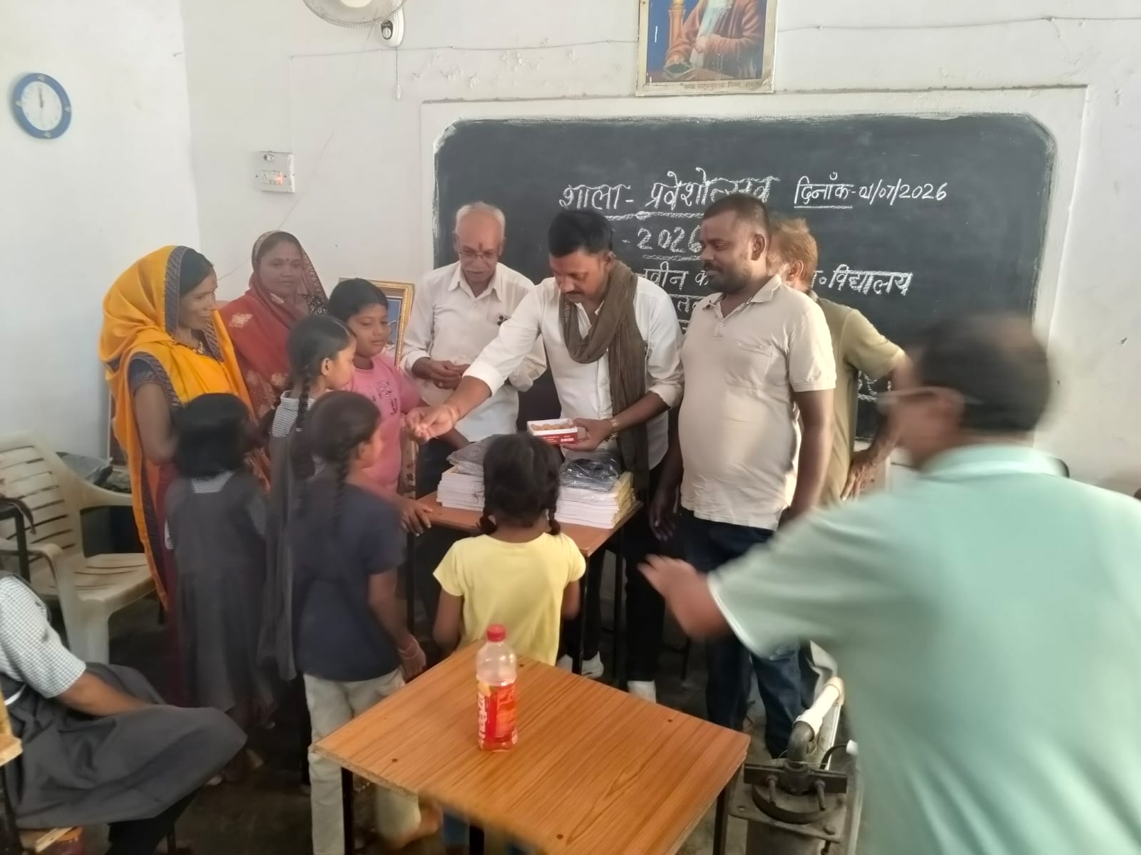 तिलक लगाकर किया विद्यार्थियों का स्वागत, शाला प्रवेशोत्सव में वितरित की गईं पाठ्यपुस्तकें व गणवेश