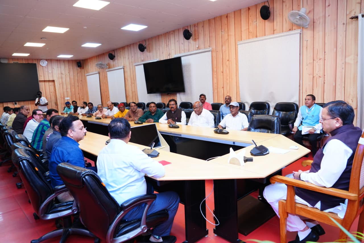 देवभूमि और छत्तीसगढ़ के बीच बढ़ा वैचारिक सेतु: मुख्यमंत्री श्री धामी से मिले छत्तीसगढ़ के मीडिया प्रतिनिधि, मीडिया प्रतिनिधियों को मिला हरिद्वार कुंभ का आमंत्रण
