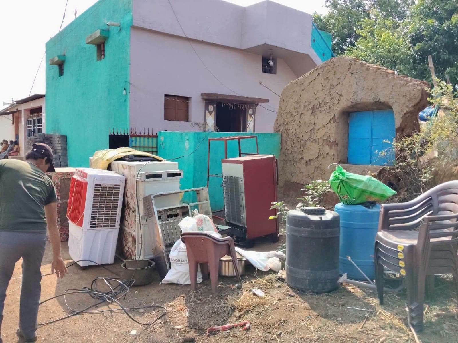 करोड़ों के सरकारी जमीन पर कब्जा कर 50 लाख का आलीशान मकान बना कर रहने वाले नकटी के 'गरीबों' के घर तोड़े जाने के विरोध में कांग्रेस का प्रदर्शन