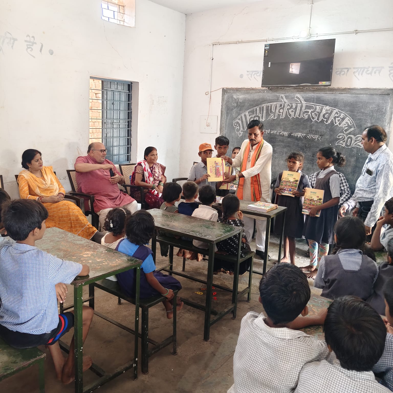 नगर पालिका उपाध्यक्ष ने तिलक लगाकर नन्हें विद्यार्थियों किया स्वागत, शाला प्रवेशोत्सव में बांटी गईं पुस्तकें व गणवेश