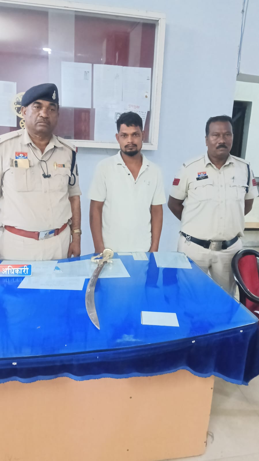 इमली चौक पर तलवार लहराकर राहगीरों को धमकाने वाला गिरफ्तार
