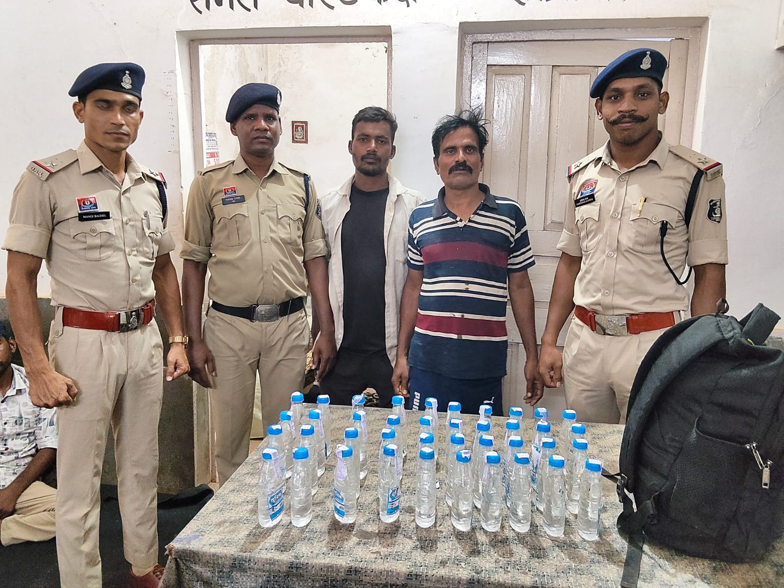 एक्टिवा से अवैध शराब ले जा रहे दो आरोपी गिरफ्तार, 16.2 लीटर देशी शराब जब्त