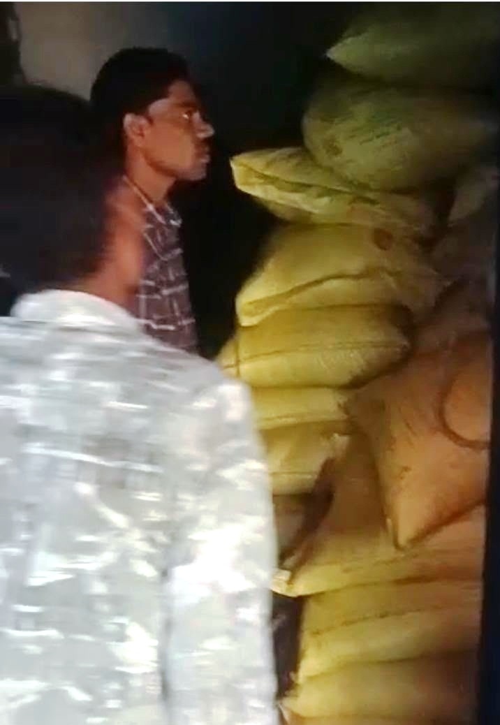 उर्वरकों की कालाबाजारी पर राज्य सरकार का जीरो टॉलरेंस, बेमेतरा में अवैध उर्वरक भंडारण पर बड़ी कार्रवाई, 275 बोरी यूरिया जब्त; किसानों के अधिकारों की रक्षा के लिए राज्य सरकार सजग
