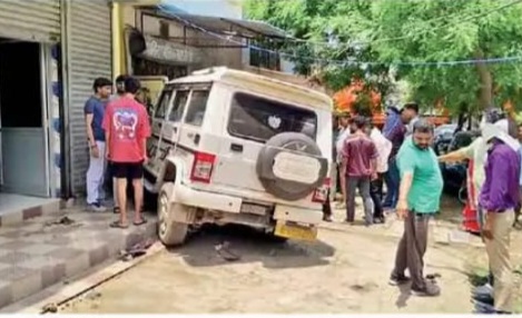 तेज रफ्तार बोलेरो ने बाइक, कार और स्कूटी को मारी टक्कर, युवती को दूर तक घसीटा