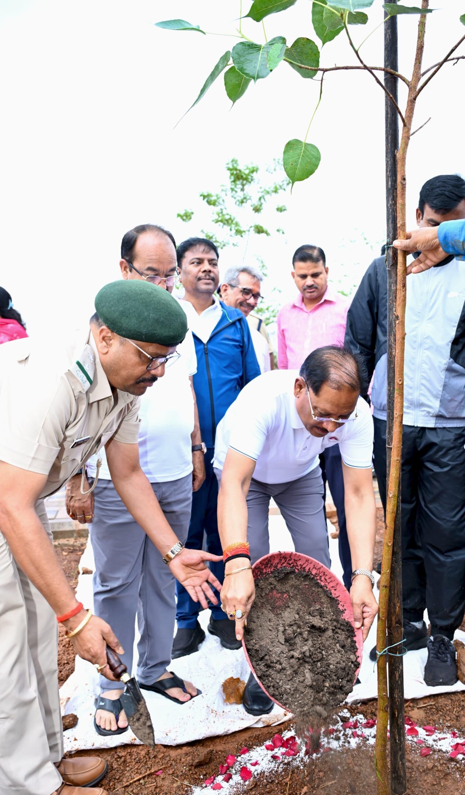 मुख्यमंत्री श्री विष्णु देव साय ने 'एक पेड़ माँ के नाम' अभियान के तहत किया पौधारोपण