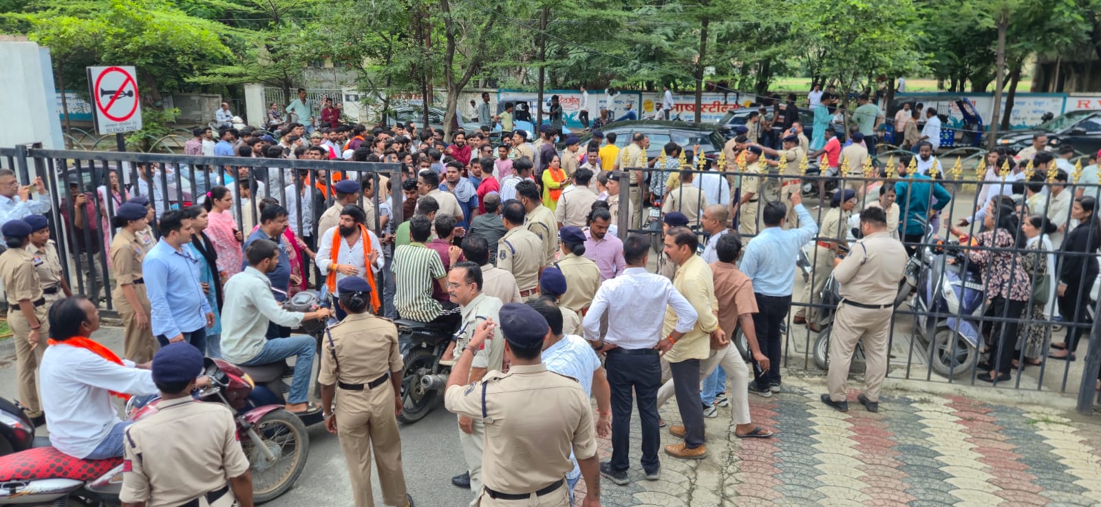 बिलासपुर में एक बार फिर अवैध धर्मांतरण की सूचना पर हंगामा, हिंदू संगठनों ने थाने में की कार्रवाई की मांग