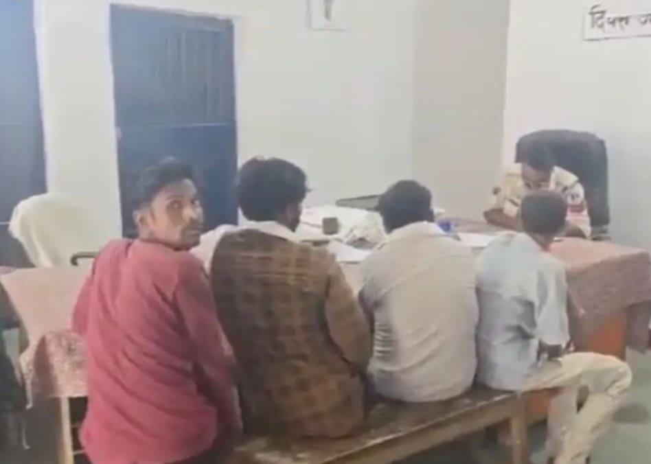 पति शराब के नशे में हुआ चूर तो मौका पाकर चार बदमाशों ने महिला के साथ किया सामूहिक दुष्कर्म