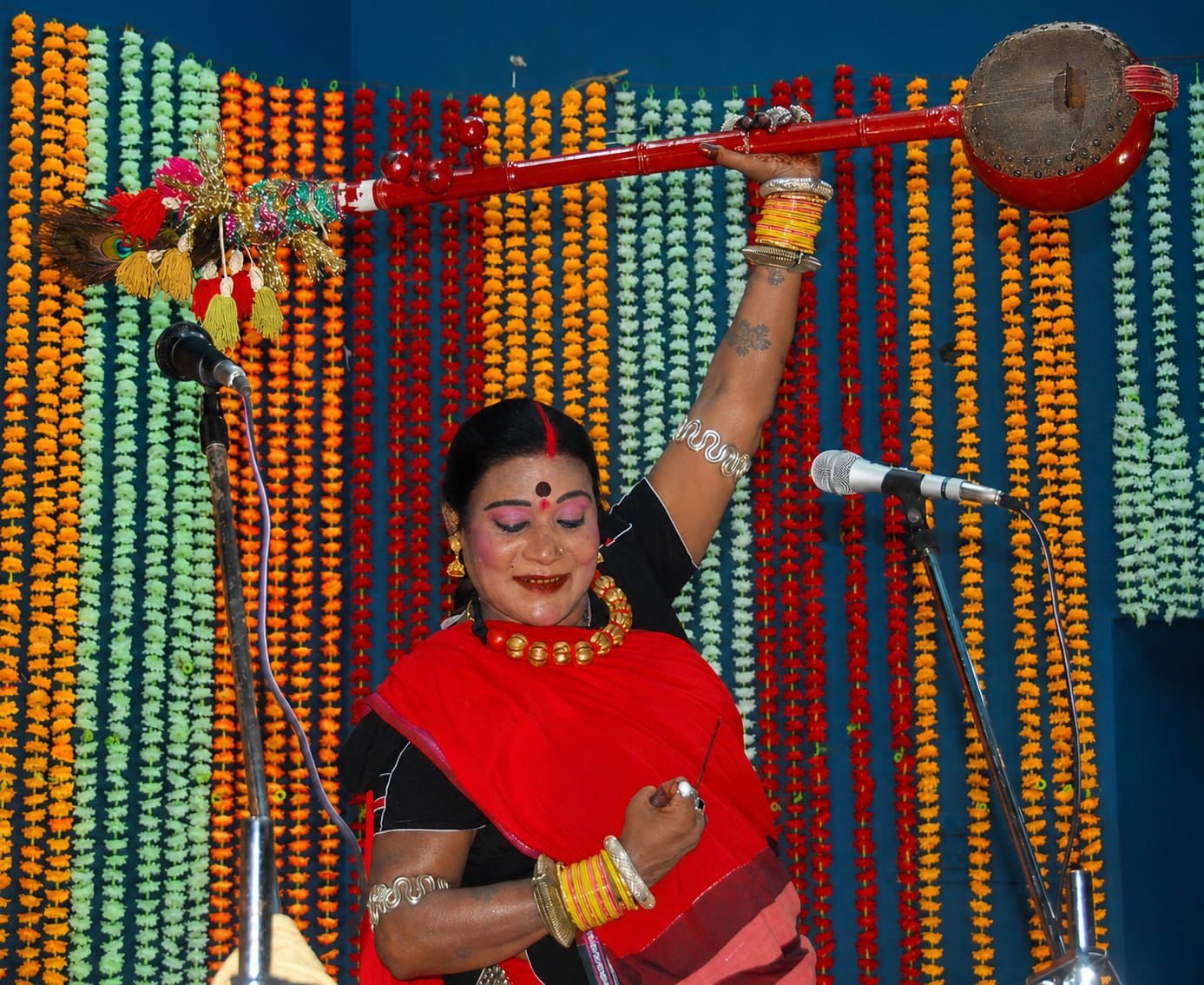लोककला की अमर स्वर-सरिता को राजकीय सम्मान: पद्म विभूषण तीजन बाई को अश्रुपूरित विदाई, पंडवानी की विश्वविख्यात साधिका का पैतृक गांव गनियारी में पूरे राजकीय सम्मान के साथ हुआ अंतिम संस्कार; हजारों लोगों ने दी अंतिम श्रद्धांजलि