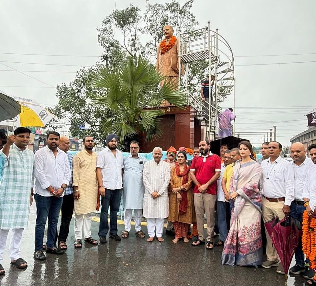 डॉ. श्यामा प्रसाद मुखर्जी जी की जयंती पर भाजपा जिला बिलासपुर शहर के कार्यकर्ताओं ने प्रतिमा पर माल्यार्पण कर श्रद्धासुमन अर्पित किए