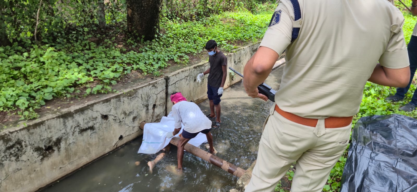 तितली चौक के पास नाले में अर्धनग्न अवस्था में अज्ञात महिला का शव मिला, पहचान में जुटी पुलिस