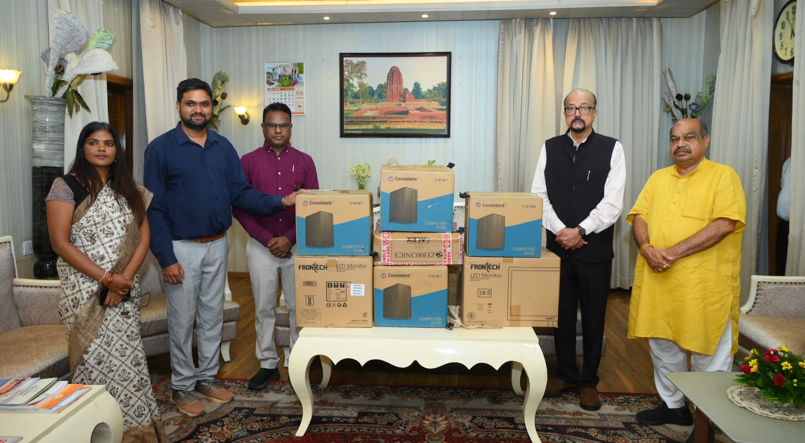 स्वेच्छानुदान मद से सुदूर वनांचल स्थित स्वामी आत्मानंद स्कूल, मांझीगुडा को 10 कंप्यूटर प्रदत्त
