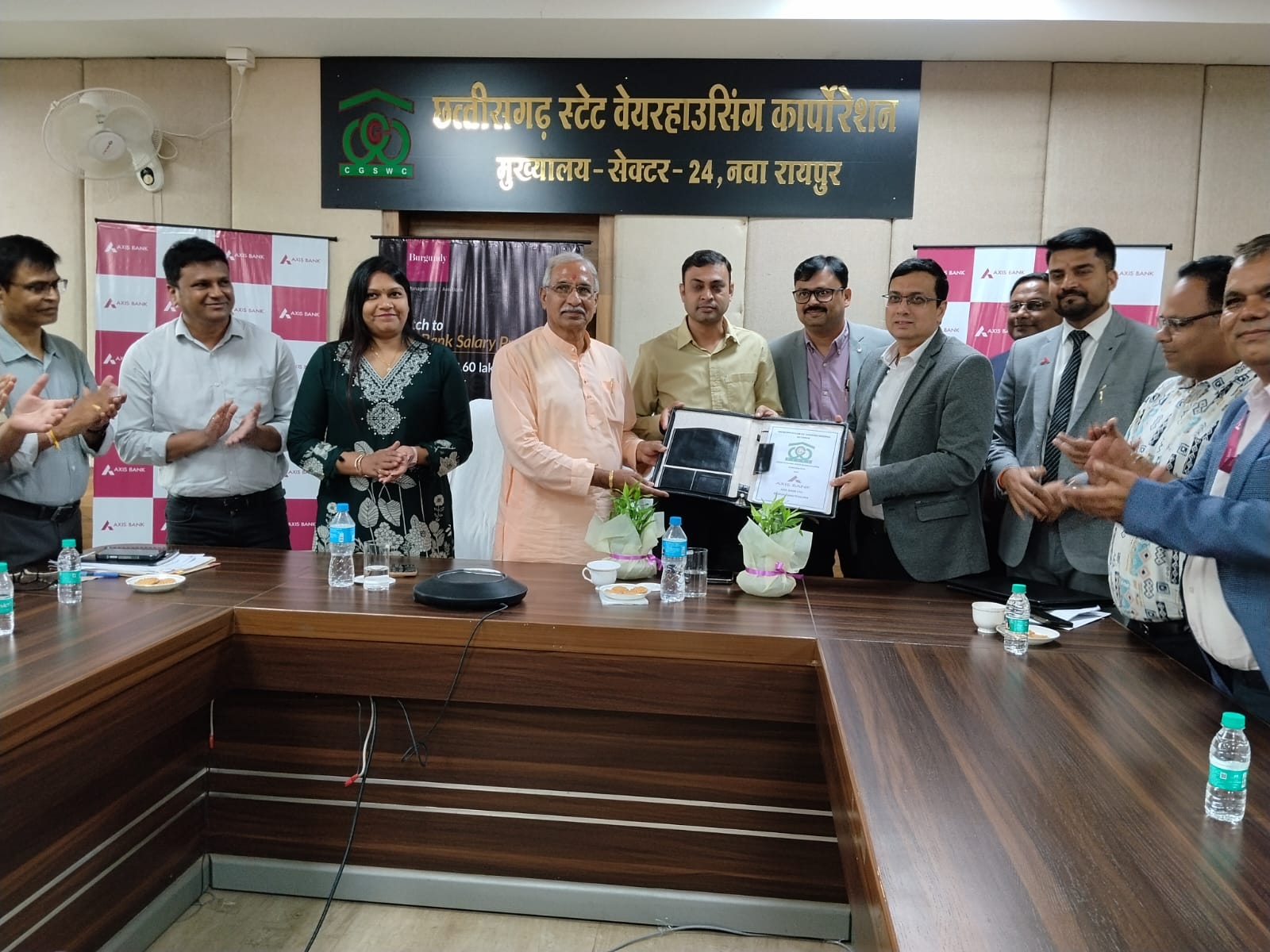 छत्तीसगढ़ स्टेट वेयरहाउसिंग कार्पोरेशन के कर्मचारियों को उपहार