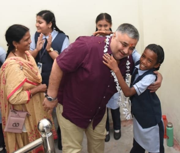 बेटियों के सपनों को मिली नई उड़ान, शाला प्रवेश उत्सव में शामिल हुए पर्यटन एवं संस्कृति मंत्री श्री राजेश अग्रवालछात्राओं को साइकिल वितरित कर कहा - हर बच्चे तक गुणवत्तापूर्ण शिक्षा पहुँचाना सरकार की सर्वाेच्च प्राथमिकता