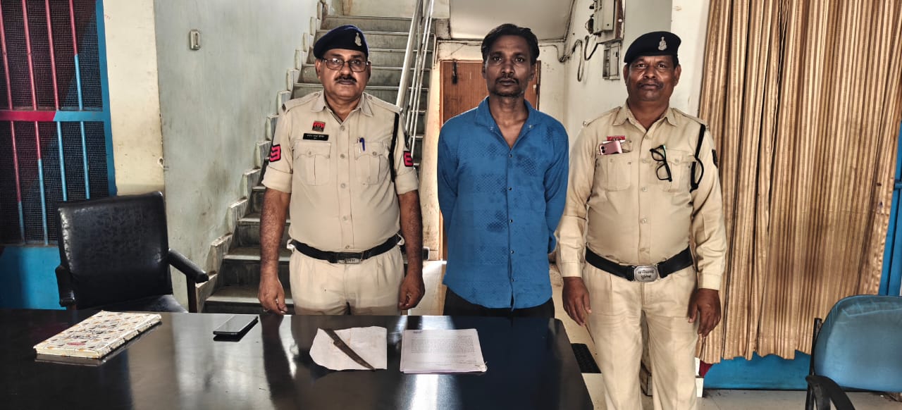 धारदार छुरी लहराकर लोगों को धमकाने वाला बदमाश गिरफ्तार