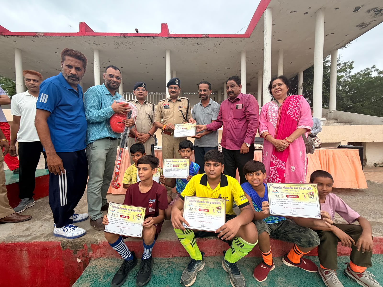 चेतना अभियान के तहत बच्चों को खेल सामग्री वितरित, एसएसपी रजनेश सिंह ने दिया खेलों से जुड़ने का संदेश