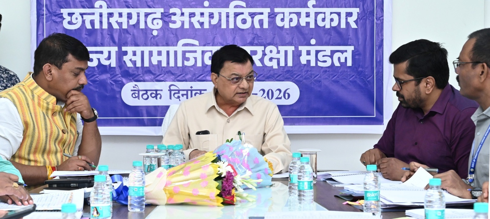 श्रम मंत्री की बैठक में बड़ा फैसला- असंगठित श्रमिकों के लिए बनेंगी नई योजनाएं