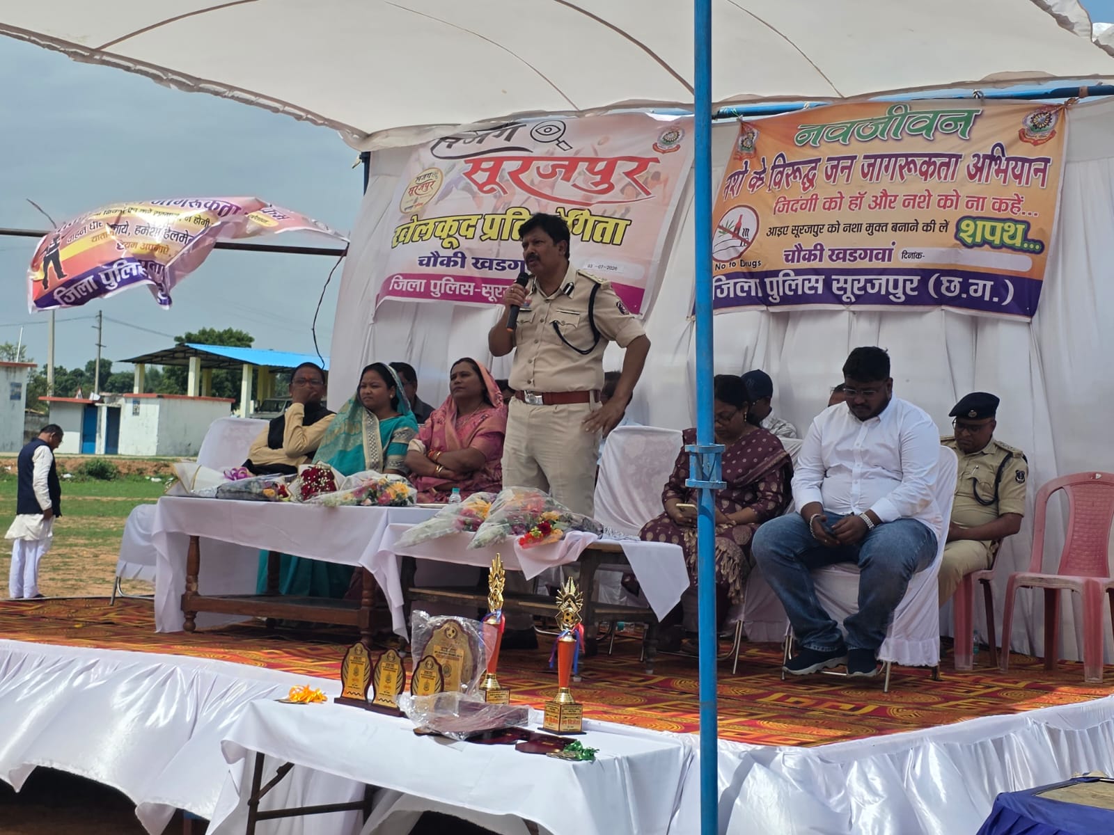 खड़गवां में पुलिस का जनजागरूकता अभियान: नशामुक्ति, साइबर सुरक्षा और यातायात नियमों का दिया संदेश