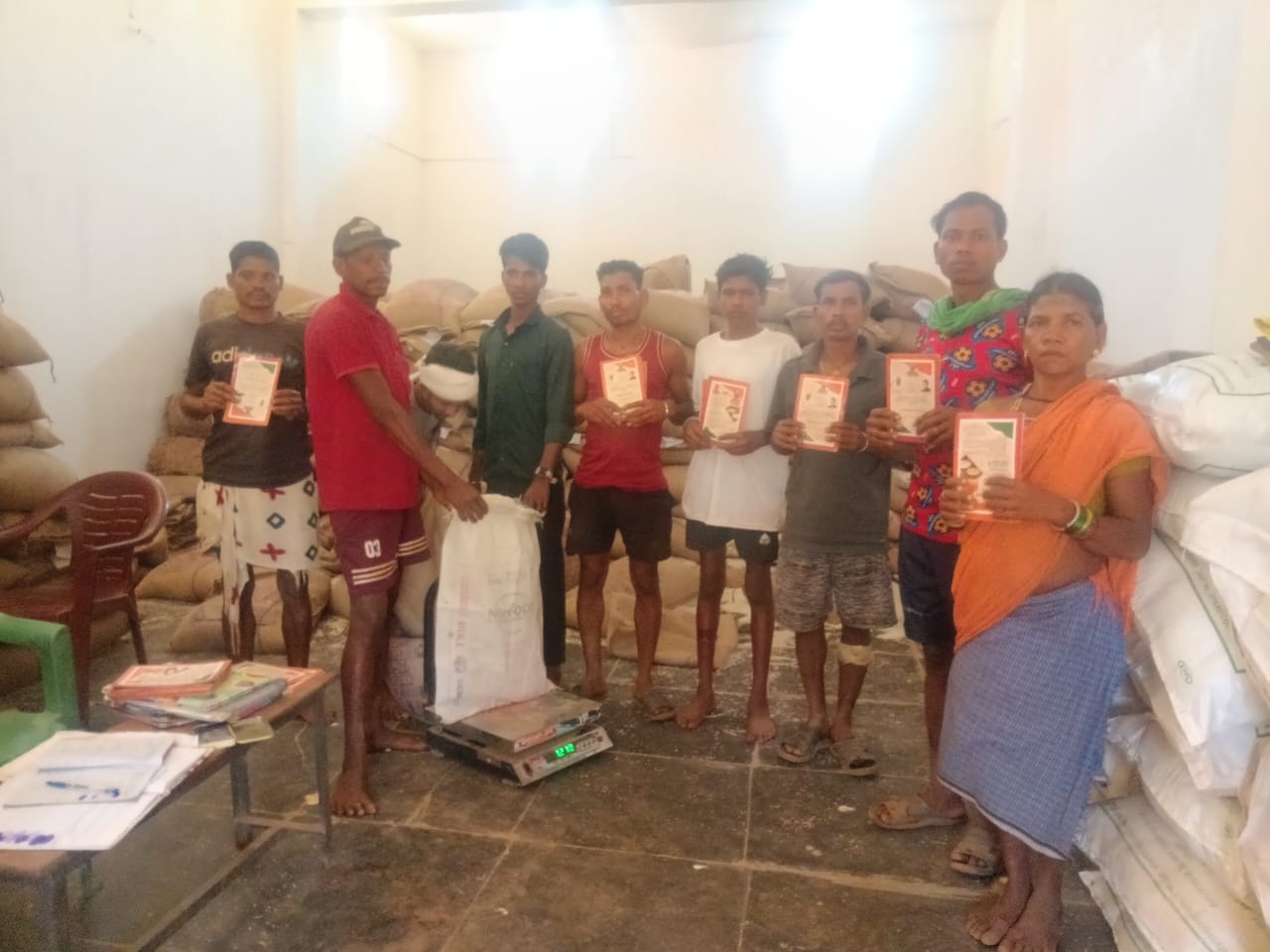 नारायणपुर जिला प्रशासन की अनूठी पहल- दुर्गम वनांचल गांवों तक ट्रैक्टर से पहुंचाया गया, 3 माह का राशन, 151 परिवारों को मिली बड़ी राहत