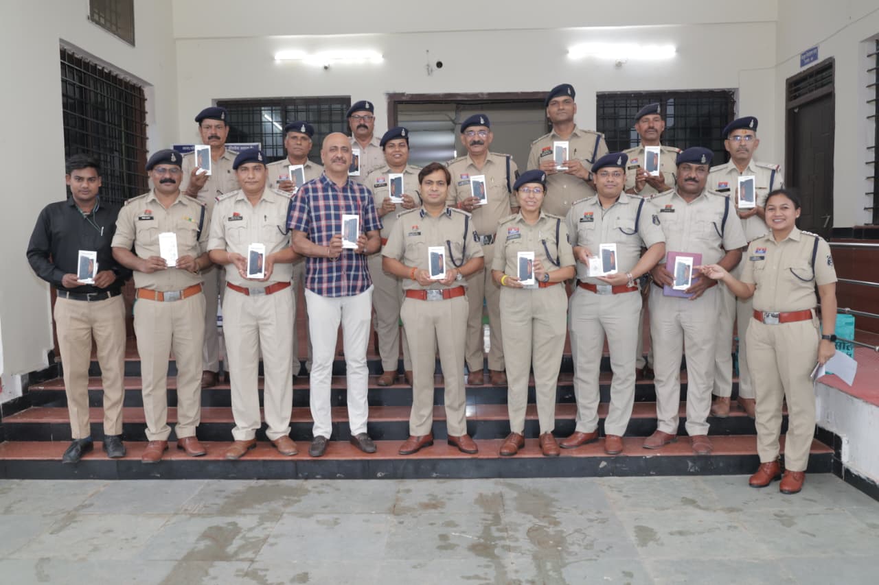 मुंगेली पुलिस की डिजिटल पहल: विवेचकों को मिले 68 मोबाइल डेटा टर्मिनल, घटनास्थल से ही होगी ऑनलाइन जांच