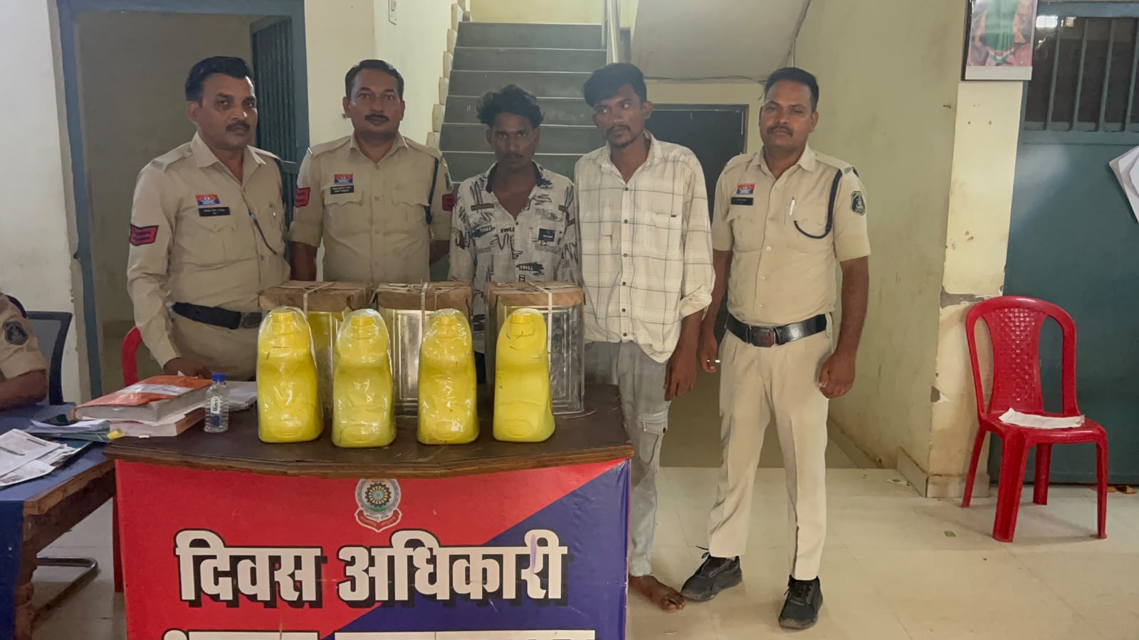 किराना दुकान में चोरी का खुलासा, दो आरोपी गिरफ्तार; 11 हजार का सामान बरामद