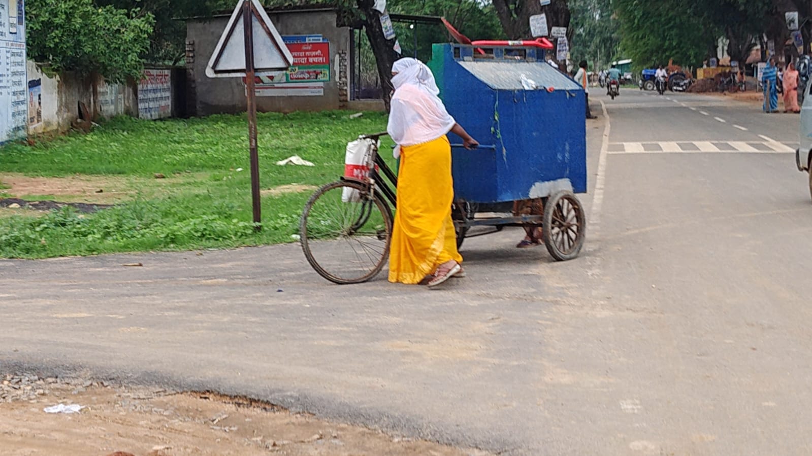 भुवनेश्वरपुर में अमृत सरोवर परिसर में चला स्वच्छता अभियान, जनप्रतिनिधियों और ग्रामीणों ने किया श्रमदान