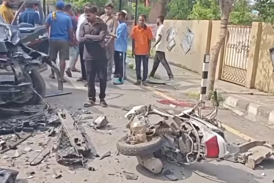 क्या चालक नाबालिग है तो उसे किसी की भी जान लेने का है अधिकार ?&nbsp; बिलासपुर में हुए हादसे के बाद एक बार फिर अभिभावकों पर भी उठने लगे सवाल , 100 की स्पीड से दौड़ रही नाबालिग की कार ने ली थी 11वीं के छात्र की जान