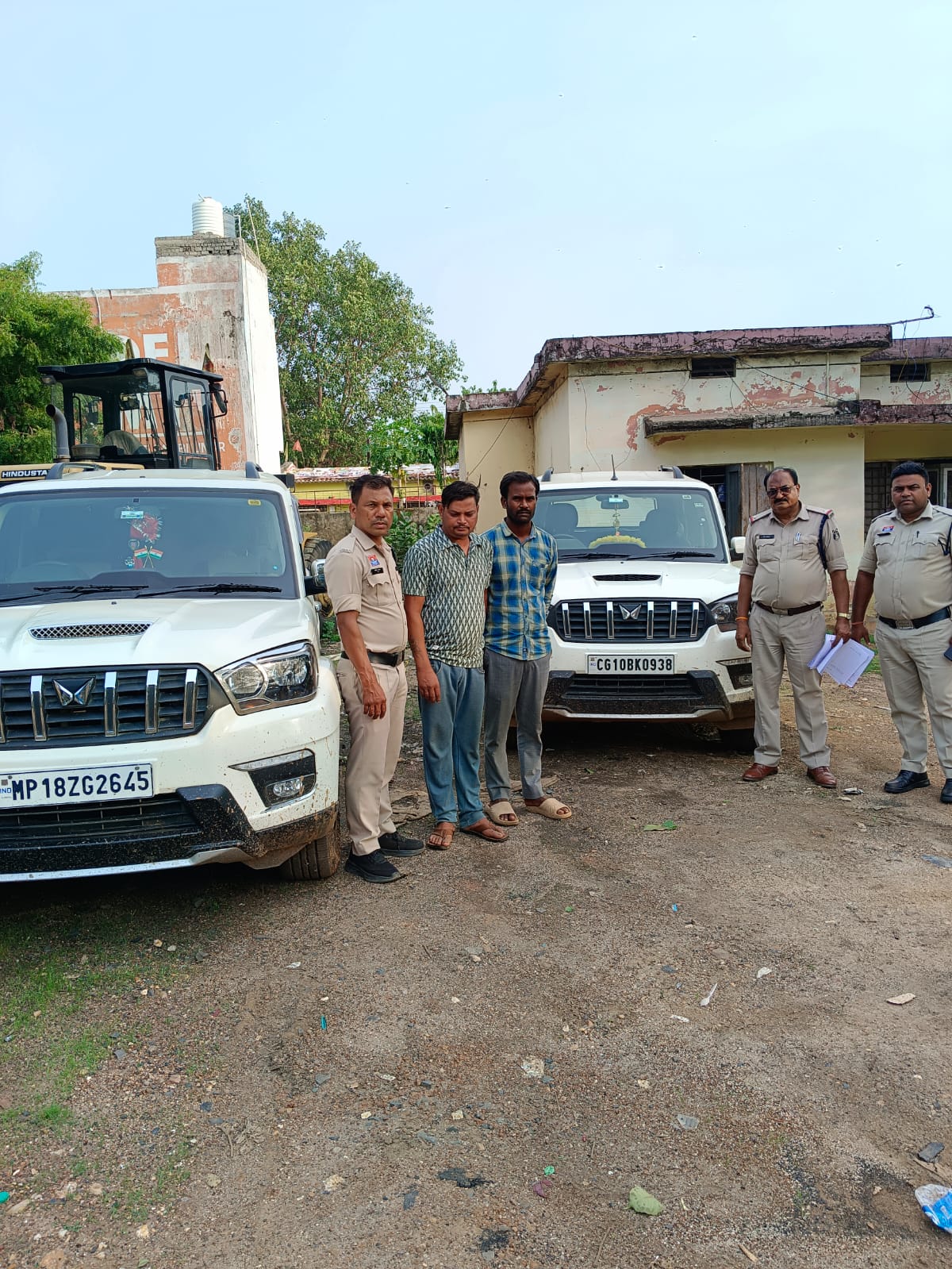 ट्रेलर से डीजल चोरी करने वाले अंतर्राज्यीय गिरोह पर कोनी पुलिस की कार्रवाई, दो गिरफ्तार; तीन फरार, 200 लीटर चोरी का डीजल, दो स्कॉर्पियो और चोरी में इस्तेमाल पाइप-छड़ जब्त