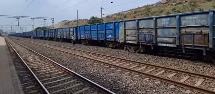 48 घंटे में दूसरा रेल हादसा: जेसीबी की बकेट से टकराई मालगाड़ी, तीन वैगन पटरी से उतरे