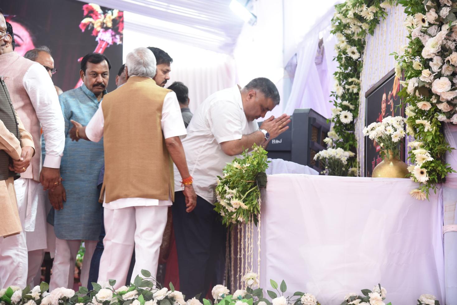 पंडवानी की अमर साधिका स्व. डॉ. तीजन बाई को अंतिम श्रद्धांजलि देने गनियारी पहुंचे मुख्यमंत्री विष्णु देव साय और संस्कृति मंत्री राजेश अग्रवाल,,,