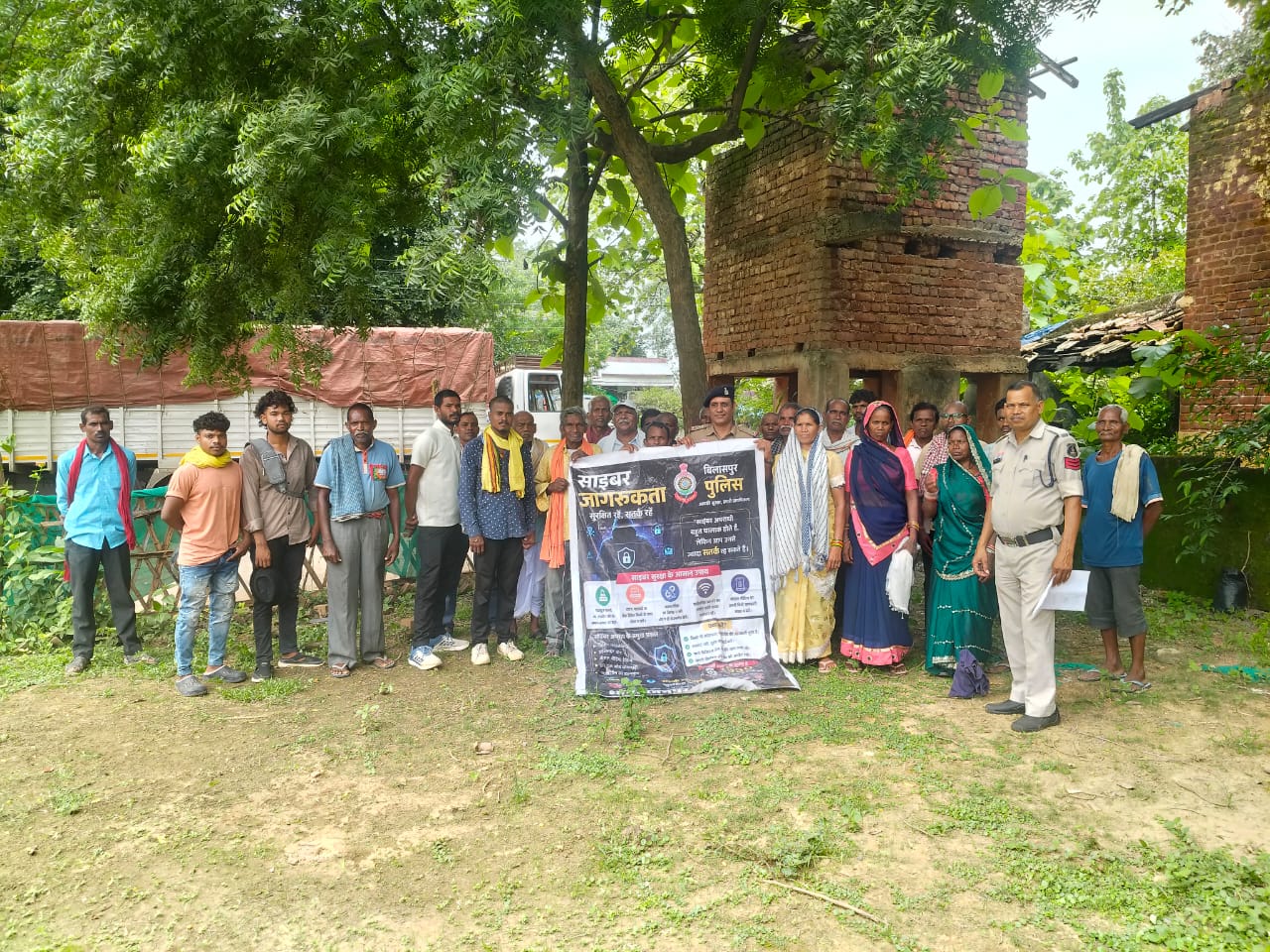 थाना रतनपुर में साइबर जागरूकता एवं यातायात पाठशाला का आयोजन, ग्रामीणों को साइबर ठगी से बचाव और सड़क सुरक्षा के नियमों की दी जानकारी