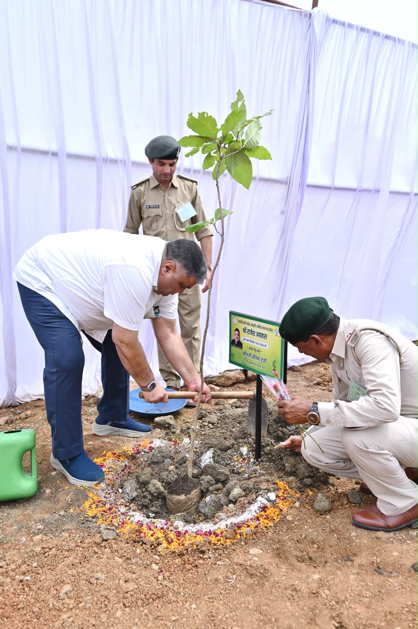 "एक पेड़ माँ के नाम" अभियान के तहत मंत्री श्री राजेश अग्रवाल ने नवीन विधानसभा परिसर में लगाया पौधा