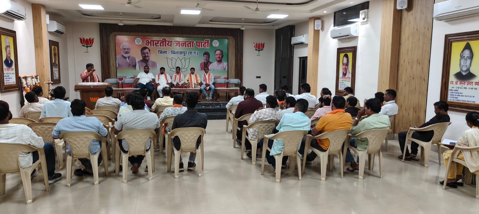 भाजपा अनुसूचित जाति मोर्चा की समीक्षा बैठक में प्रदेश महामंत्री चंद्र प्रकाश सूर्या ने और अधिक सक्रिय होने पर दिया जोर