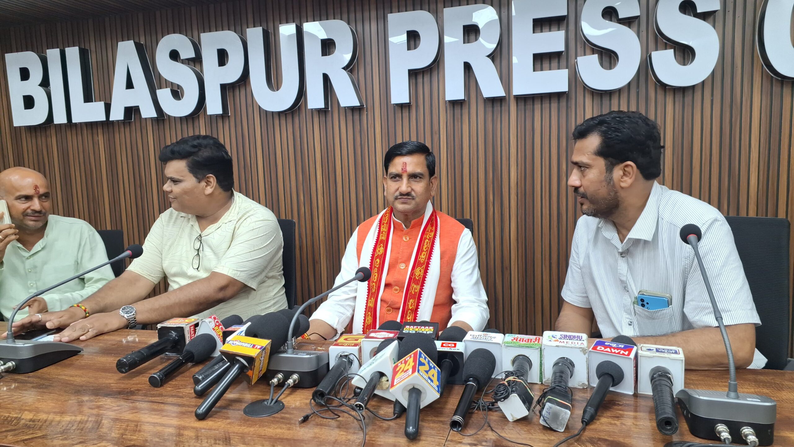 पंच से पार्लियामेंट तक का सफर तय करने वाले केंद्रीय राज्य मंत्री तोखन साहू "पहुना" बनकर पहुंचे बिलासपुर प्रेस क्लब.. बिलासपुर के विकास का रखा रोडमैप..