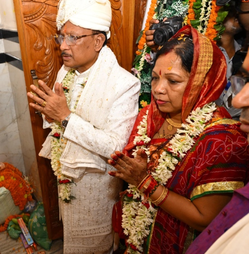मुख्यमंत्री श्री विष्णुदेव साय ने दोकड़ा की ऐतिहासिक रथयात्रा में निभाई गजपति महाराजा की परंपरा : भगवान श्री जगन्नाथ का रथ खींचकर प्रदेशवासियों के सुख, समृद्धि और खुशहाली की कामना की
