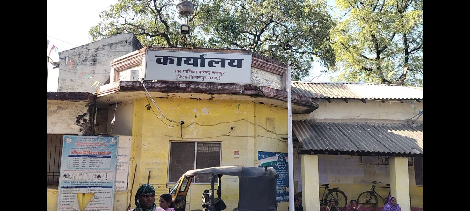 तालाबों के शहर में प्यासे लोग, तीन दिनों से पेयजल संकट से जूझ रहे रतनपुरवासी, 15 वार्डों में जलापूर्ति ठप, दो टैंकरों के भरोसे नगर; मूलभूत सुविधाओं को लेकर नगर पालिका अध्यक्ष पर उठे सवाल
