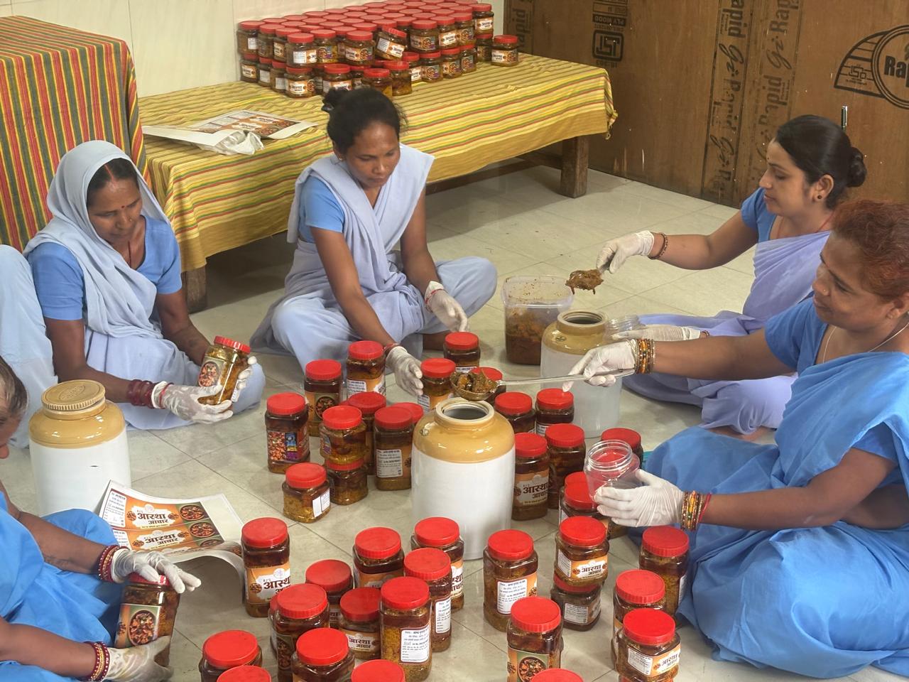 निश्चय कार्यक्रम से आत्मनिर्भर बन रहीं महिला बंदी, रायपुर सेंट्रल जेल में तैयार हो रहा स्वादिष्ट अचार
