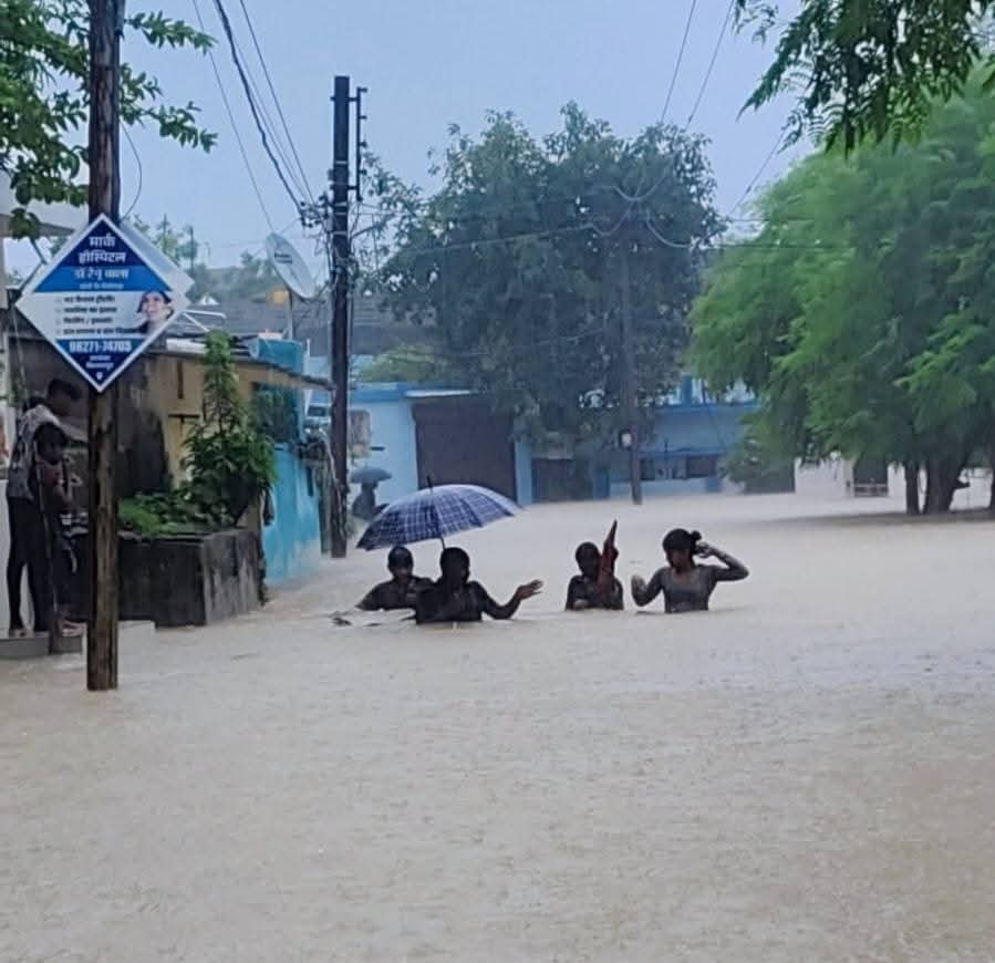 तमाम रात नहाया था शहर बारिश में, वो रंग उतर ही गए जो उतरने वाले थे! आफत की बारिश ने खोली पोल, पूरा शहर जलमग्न , अवस्थित विकास के साथ- साथ शासन प्रशासन से लेकर हम आप सब दोषी ??