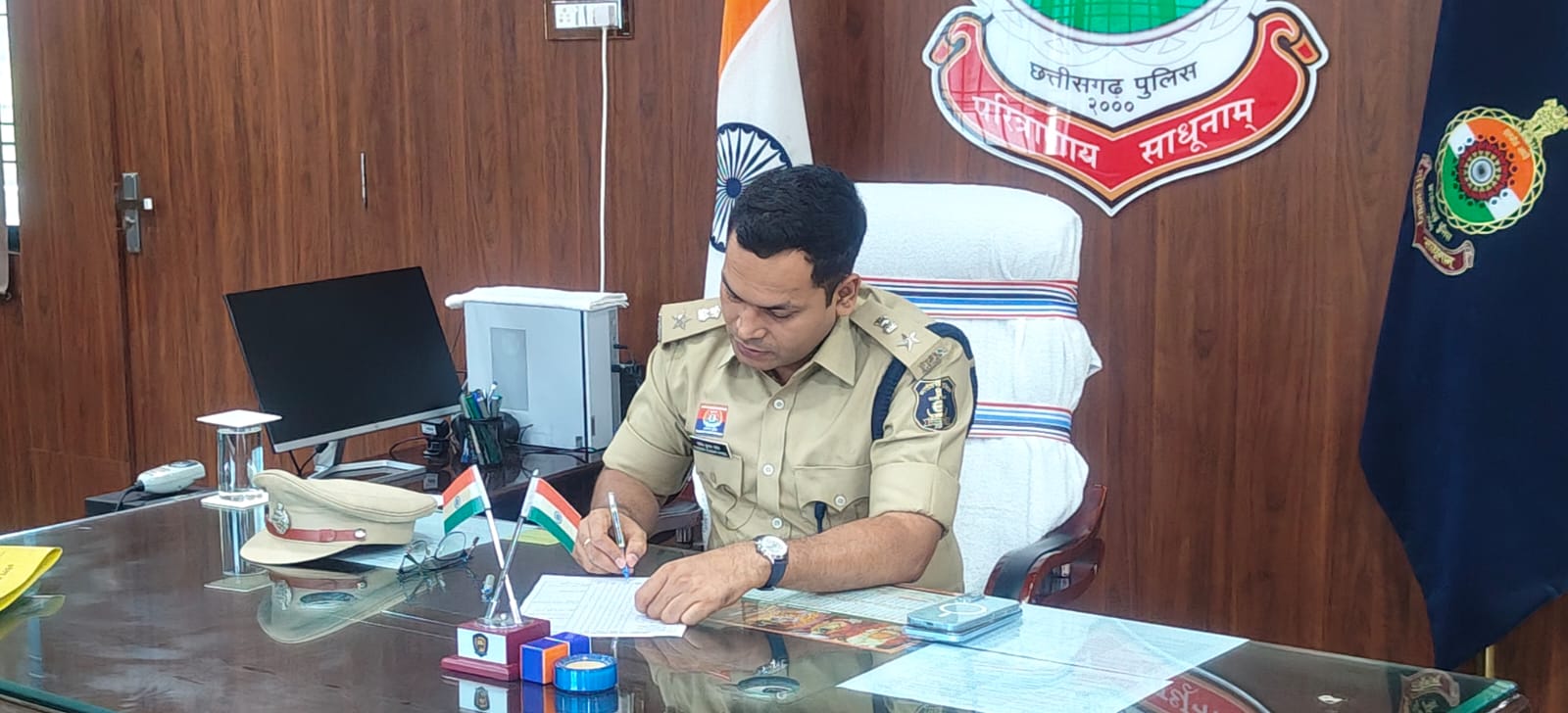 सूरजपुर जिले के नवपदस्थ पुलिस अधीक्षक योगेश कुमार पटेल (भापुसे) ने संभाला पदभार