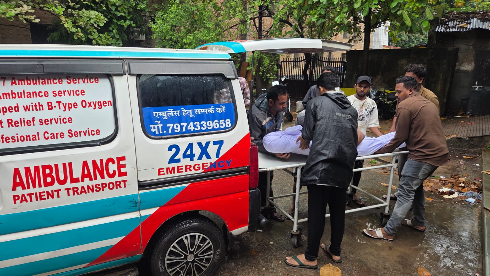 1099 की मुफ्त शव वाहन सेवा पर सवाल: चार घंटे इंतजार के बाद भी नहीं मिली एंबुलेंस, मजबूरी में ₹2 हजार देकर ले जाना पड़ा शव
