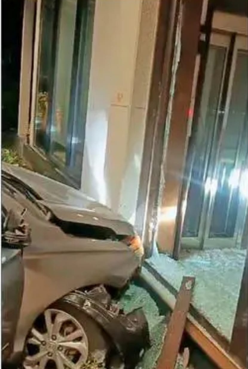 तेज रफ्तार कार रामा ग्रुप संचालक के बंगले में घुसी, मेन गेट तोड़ते हुए हॉल की दीवार से टकराई; बैंक का क्लस्टर मैनेजर हिरासत में, हादसा या साजिश, जांच जारी