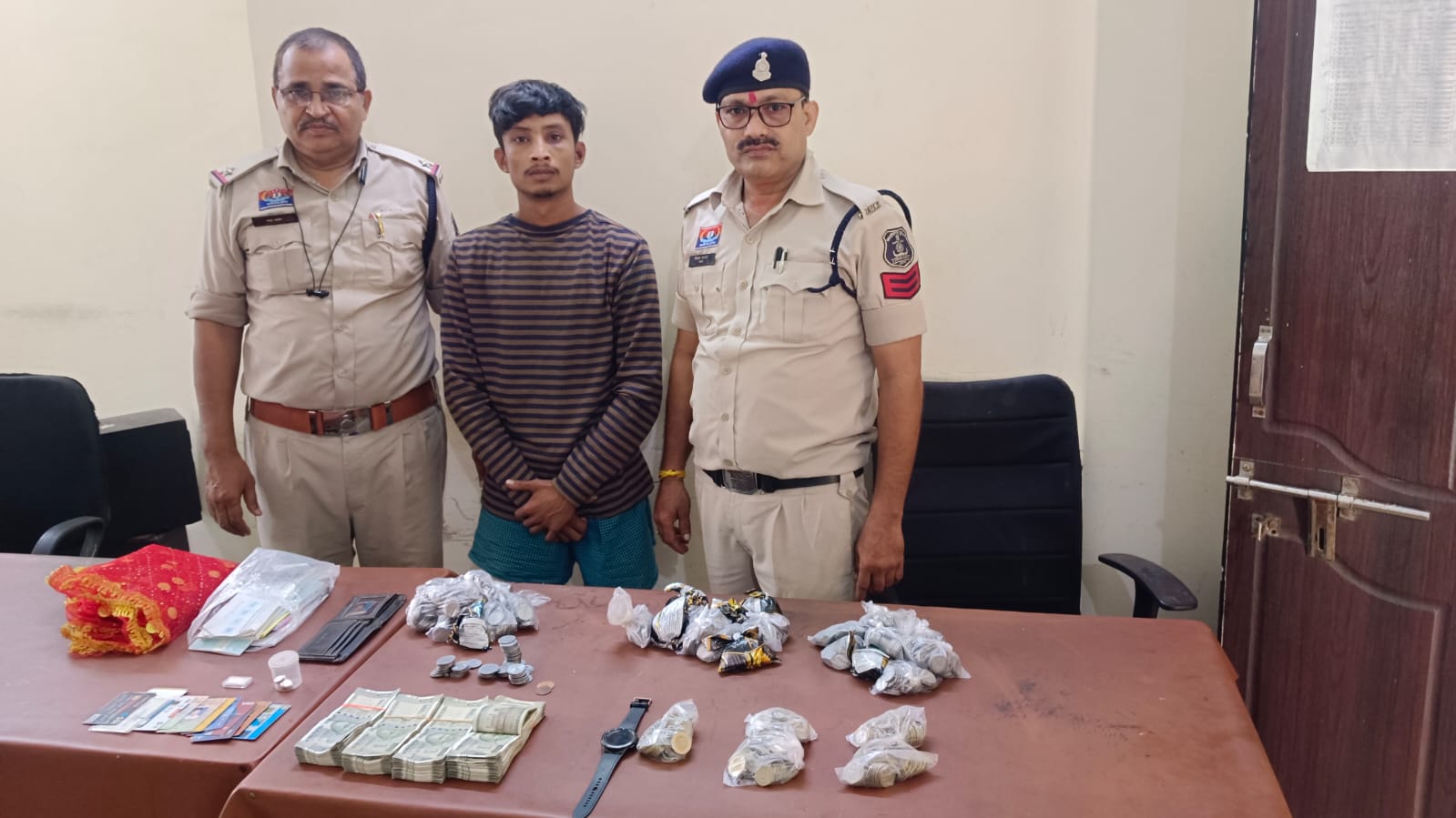 दुकान में नकबजनी का खुलासा: रिपोर्ट के चंद घंटों में आरोपी गिरफ्तार, तीन लाख रुपये का चोरी का सामान बरामद