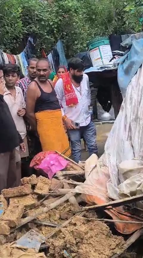 बारिश में खुद का घर डूबा, फिर भी दूसरों का सहारा बने ठाकुर राम सिंह; भगवा ब्रिगेड&nbsp; सैकड़ों जरूरतमंद परिवारों तक पहुंचा रहें हैं मदद