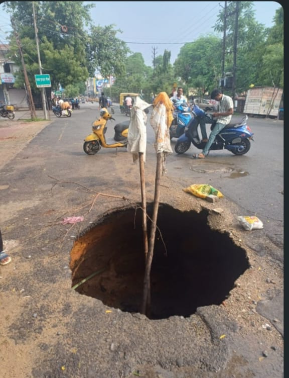 बारिश थमी, लेकिन मुश्किलें बरकरार: नलों से गंदा पानी, तीन जगह सड़कें धंसीं; 135 घर प्रभावित